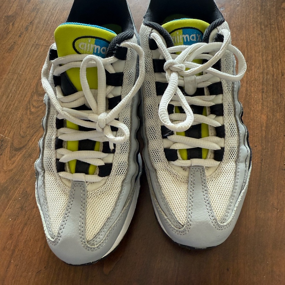 EUC Nike Boys Air Max 95 905348-017 White ATHLETIC Sneakers Size 5.5 Youth